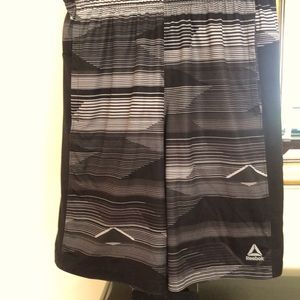 Rebook black patterned nylon basketball shorts Youth Large/ Boys 14/16